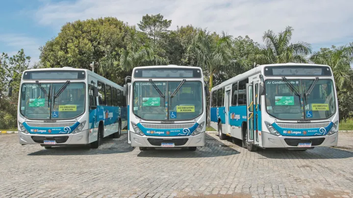 Ônibus Rio Lagos em frente à igreja